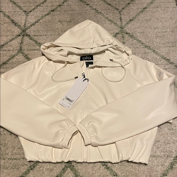 NWT - alo yoga Power Hour faux leather bomber size S in ivory - Picture 3 of 6